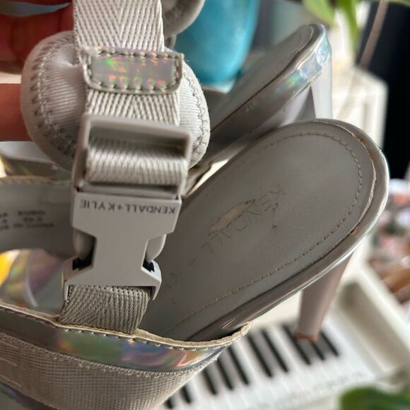 Kendall & Kylie Iridescent Silver Sandals 8.5 - Picture 10 of 16